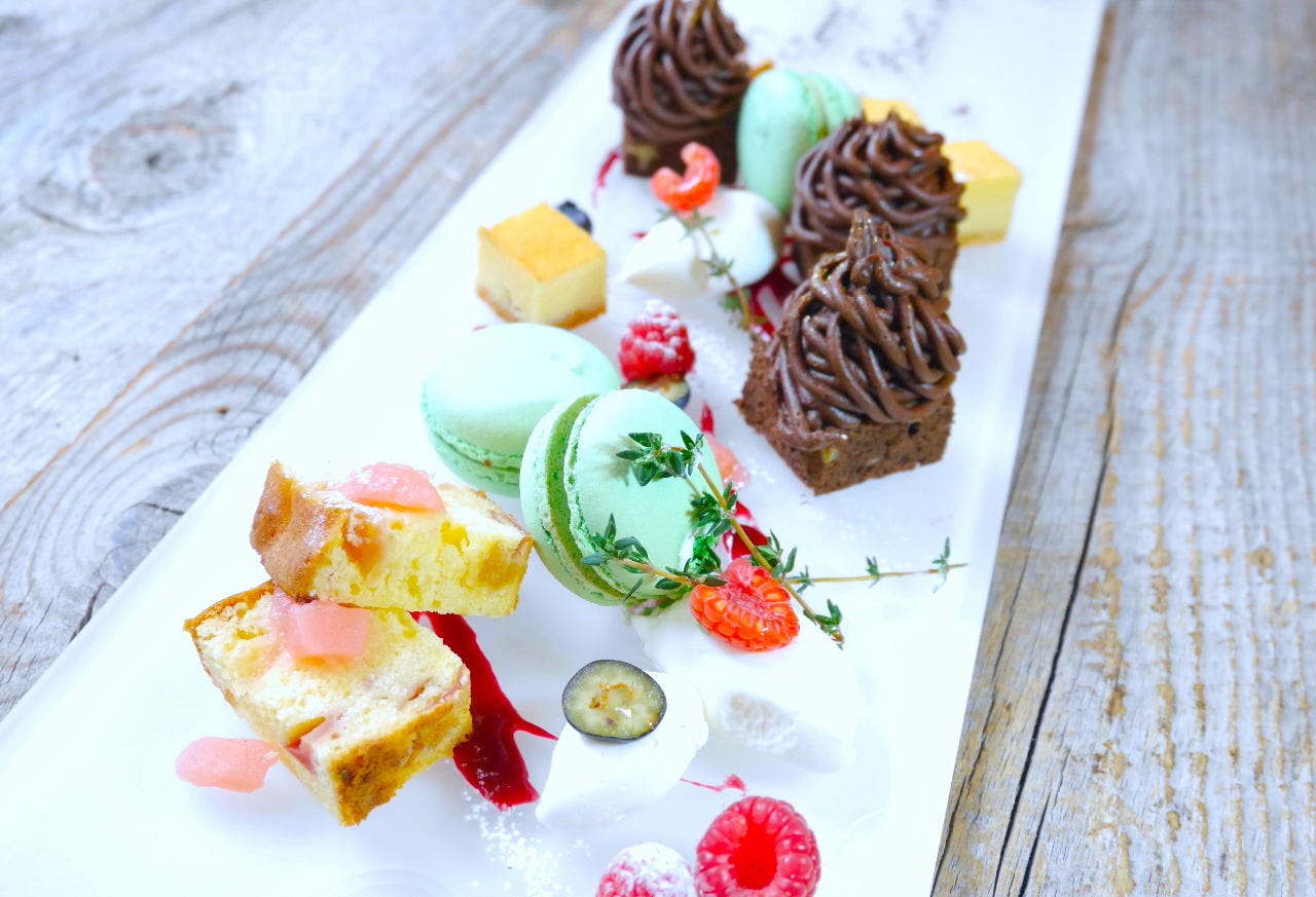 Cafe,Dining Bar 104.5のケーキやマカロンなどが盛られたアニバーサリープレート