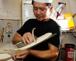 麺点師が熟練の技で作っています！