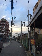 阪急伊丹線の踏切が見えますので、渡らずに左に曲がり、線路沿いを直進して下さい。