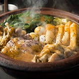 新鮮なもつ鍋(醤油・味噌)や名代カレー鍋など
絶品鍋揃い