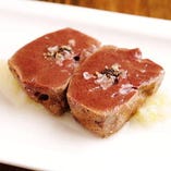 新鮮な内蔵肉をシンプルに調理。肉の旨味を存分に味わえる。