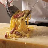 【イタリア産　グラナ・パダーノ】　丸ごとTHE濃厚チーズチーズカルボナーラ