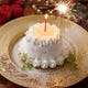 お祝いのメッセージと花火を添えたホールケーキ