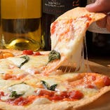 こだわりのブレンドチーズを使用したマルゲリータピザ。よく合うワインと一緒にお召し上がりください♪
