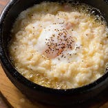 チーズと卵、ダブルの濃厚な旨みが石焼鍋に広がるカルボナーラ風リゾットは、イタリアンの〆にぴったり。