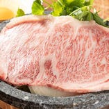特注の石焼で作るすき焼きは絶品。お肉が口の中でとろけます。