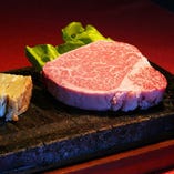 【ステーキ】贅沢な厚切り肉をベストな焼き加減で