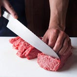 肉の職人が毎日「手切り」で提供