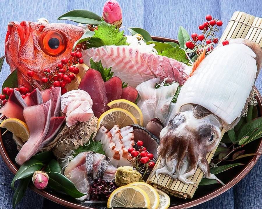 九州の天然旬魚をお刺身で単品は300円
盛り合わせは1,380円