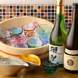 日本酒は、店主が長年の経験から目利きしたものを全国各地から10種類取り揃え！飲みやすいものから、ガツンと来るしっかりしたものまで、バランスよく常備しています。