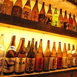 日本酒のおすすめは「文佳人」。特別純米や大吟醸原酒など4種類ご用意いたしました。中でもドライでキレのある辛さの辛口純米は串揚げと相性ぴったり！焼酎では芋の「海」など、日本酒同様に自信のあるものだけを取り揃え。「国産国消」をテーマに選りすぐった一本は、お酒好きの方にも評判です！