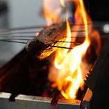 豪快に炎を上げて焼き上げる藁焼きは旨味たっぷりです。