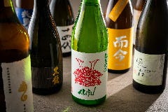 季節感にこだわったお料理に合う、各地のお酒を厳選しました。