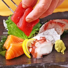 お造り盛り合わせやカルパッチョなど鮮魚料理もおすすめのひとつ