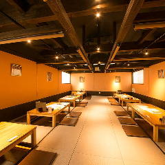 中規模から団体様など大人数での大宴会まで対応可能な広々空間◎