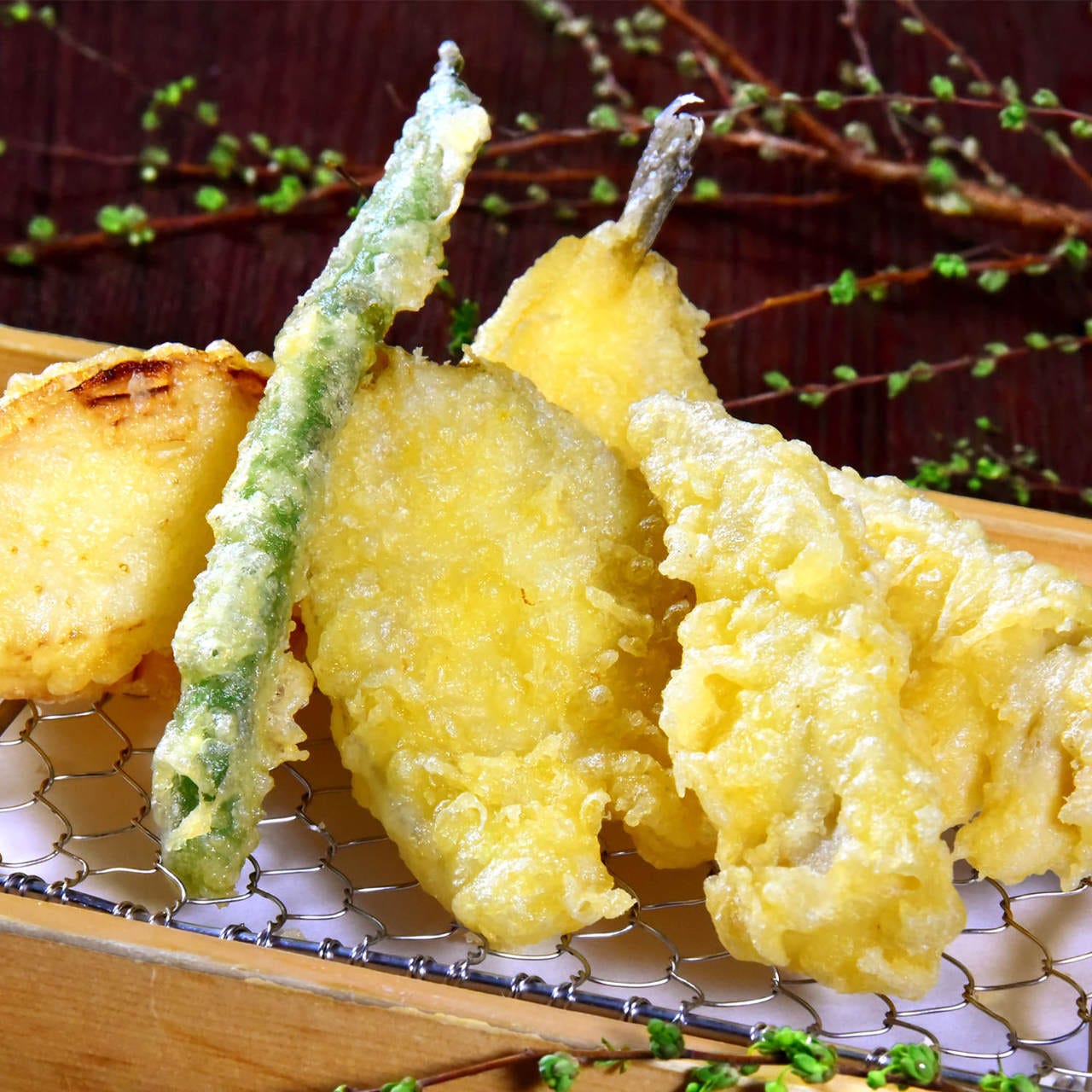 季節の美味を天ぷらに。出来立ての美味しさをお楽しみください。
