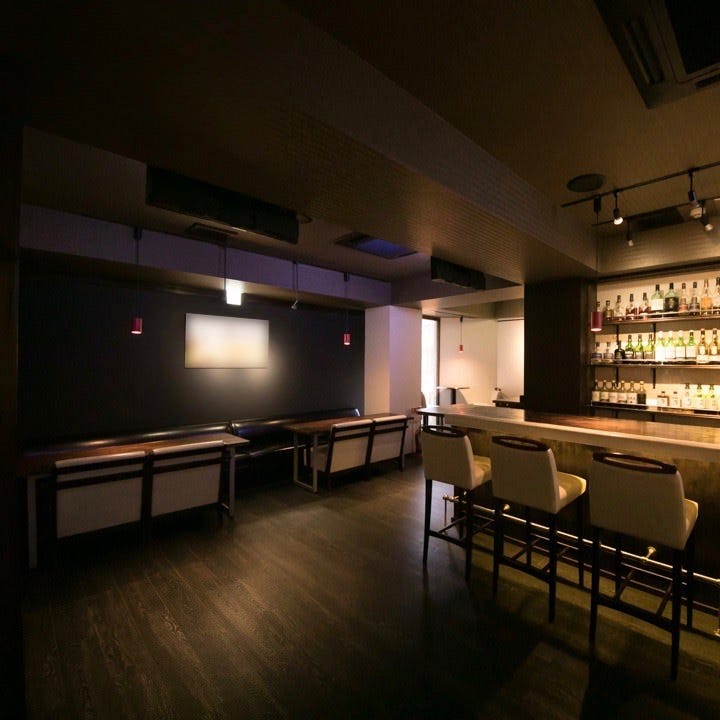 カウンターとテーブル席もある、照明を落とした店内
