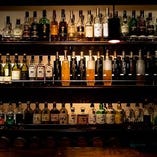 オーナー自らスコットランドにも足を運び、個性豊かなウイスキーを厳選しております。日本では希少な1本とも出会えるかも？