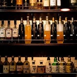 各国から厳選したウイスキーは常時200種以上が揃います