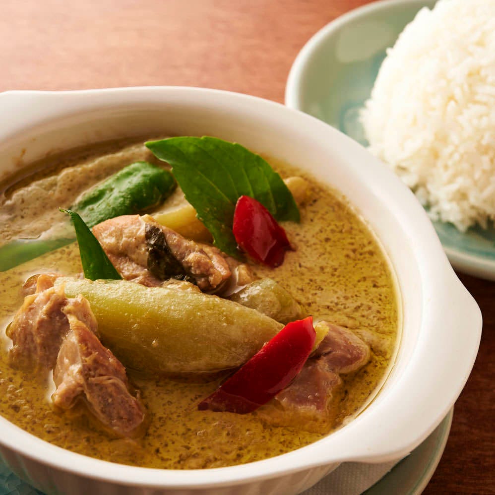 『タイの食卓 クルン・サイアム 大井町店』のグリーンカレー「ゲーン・キィオ・ワン・ガイ」の画像