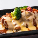 宮崎地鶏のチーズ鉄板焼き