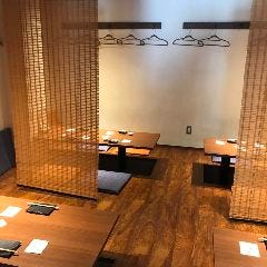 くずし割烹こまじろ 三宮店_カウンターと掘りごたつの座敷席あり