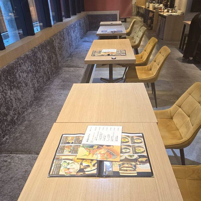 和×diner やまと小町 YAMATOKOMACHI_【窓側テーブル席：4名様】光と静けさに包まれる、くつろぎの窓際席