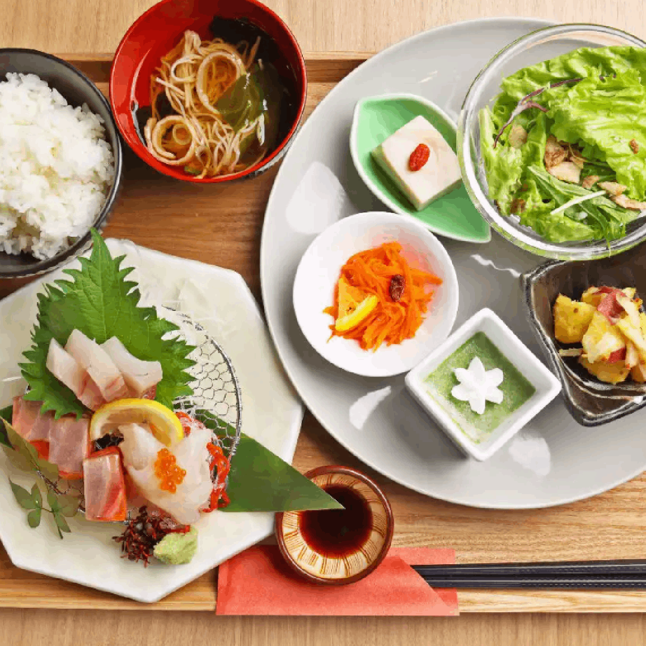 和×diner やまと小町 YAMATOKOMACHI_店主おすすめのとれたて鮮魚が味わえるランチプレートをご用意！