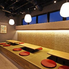和×diner やまと小町 YAMATOKOMACHI_【掘りごたつ席】落ち着いた和の空間に設えられた、4名様用の掘りごたつ席は、足元がゆったりとしており、長時間のお食事や会話も快適にお楽しみいただけます。ご家族やご友人とのお食事にぜひ！