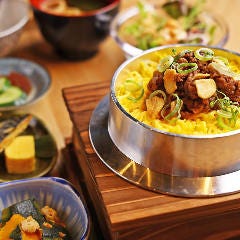 和×diner やまと小町 YAMATOKOMACHI_【大和牛しぐれのガーリック釜めし】大和牛のしぐれ煮と香ばしいガーリックが織りなす、食欲そそる釜めし。大和牛をじっくり甘辛くしぐれ煮に仕上げ、ガーリックの香り豊かな和ダシで炊き上げました。