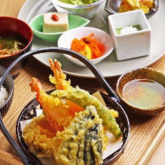 和×diner やまと小町 YAMATOKOMACHI_【海老と野菜天ぷらお惣菜ランチプレート】ぷりっとした海老、甘みを引き出した旬の野菜。素材の旨みを閉じ込めた天ぷらは軽やかな衣と香ばしさが魅力。彩り豊かなお惣菜も、ぜひご一緒にお楽しみください。