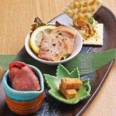 和×diner やまと小町 YAMATOKOMACHI_【やまと小町の前菜4種】奈良県産食材を使った、彩り豊かな前菜4種を一皿に盛り込みました。地元の旬の味覚と繊細な味わいが織りなす、特別なひとときをお楽しみいただけるスペシャルプレートです。