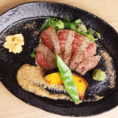 和×diner やまと小町 YAMATOKOMACHI_【黒毛和牛のランプステーキ】 厳選した黒毛和牛のランプを香ばしく焼き上げ、奈良県産の新鮮野菜を使った特製ソースで味わう贅沢な一皿です。シンプルながらも素材の魅力を存分に楽しめるステーキです。