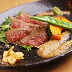 和×diner やまと小町 YAMATOKOMACHI_おすすめ！オリジナルの奈良野菜ソースが美味「黒毛和牛のランプステーキ」