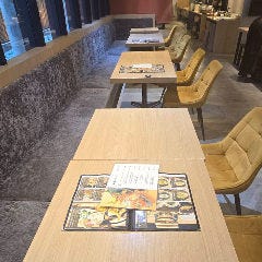 和×diner やまと小町 YAMATOKOMACHI_【窓側テーブル席】大きな窓から自然光がやさしく差し込む空間に配置された4名様用のテーブル席は、少人数でのランチやディナーはもちろん、ご友人とのお集りや、女子会などにもぴったりです。