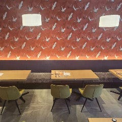 和×diner やまと小町 YAMATOKOMACHI_【窓側テーブル席：4名様】光と静けさに包まれる、くつろぎの窓際席