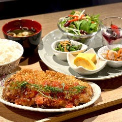 和×diner やまと小町 YAMATOKOMACHI_ヤマトポークのロースカツ フレッシュトマトの和風サルサソース