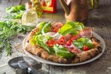 イタリア・パルマ産プロシュートとチェリートマトとルッコラ