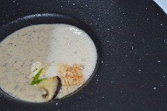 丹波　大黒本しめじのポタージュ　コンソメのエスプーマ