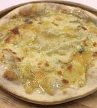 ４種類のチーズのピザ　ハチミツ添え 　クアトロフォルマッジョ