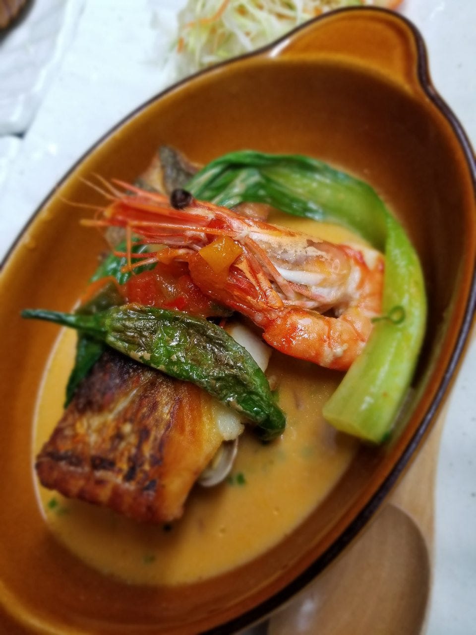 エビなどがのった魚料理