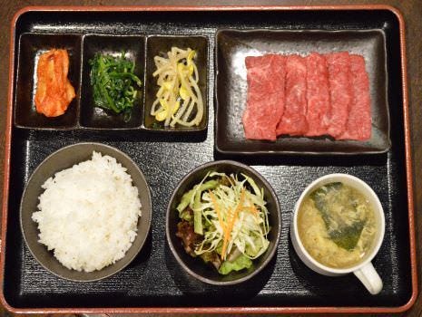 和牛カルビ定食が黒いトレーにのった様子
