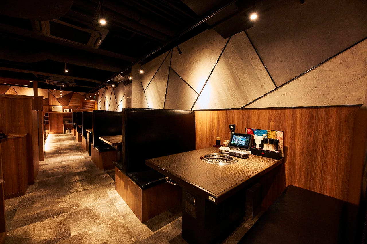 ブラウンを基調とした、焼肉くろべこ 武蔵小杉店のテーブル席