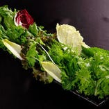 十数種類のお野菜からお勧めのものを盛り合わせ。 人気の包み野菜。
