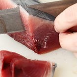 新鮮な魚介類は肉厚に切って刺身盛りにします