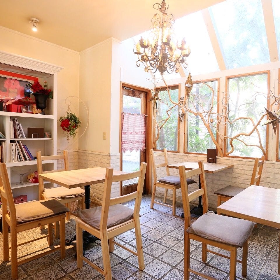 大きな窓から光が差し込む白基調の明るい店内