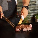 【こだわり肉】
専門スタッフが鉄板で焼き上げる絶品BBQ