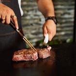塊肉を鉄板で焼き切りわける、迫力のステーキ