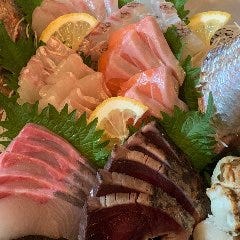 お通しは九州や近海の鮮魚をお造りにしてお出しします！