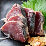 高知県土佐一本釣りの藁焼きカツオなど、産直鮮魚も人気！